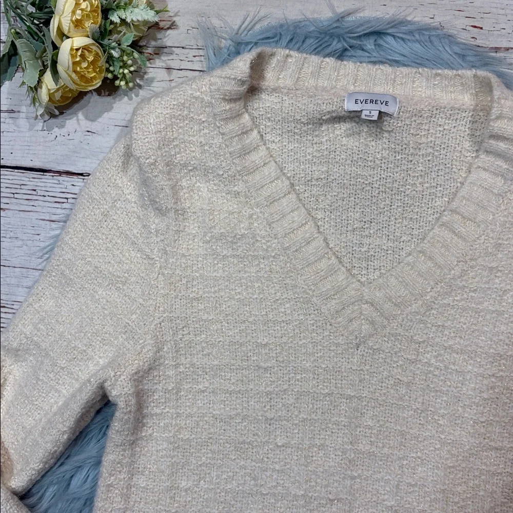 Evereve Ashlyn Strong Shoulder V-Neck Sweater in Cream Metallic